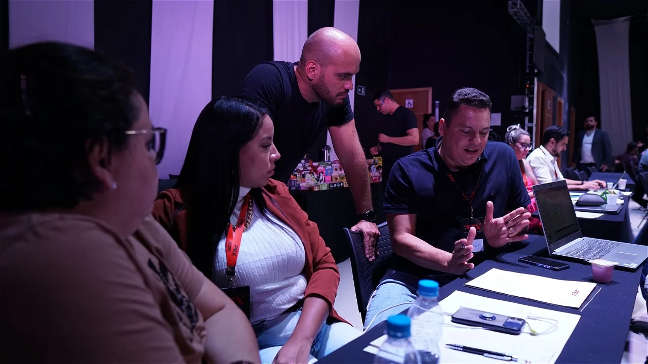 Participantes conversando com um mentor durante uma atividade em grupo