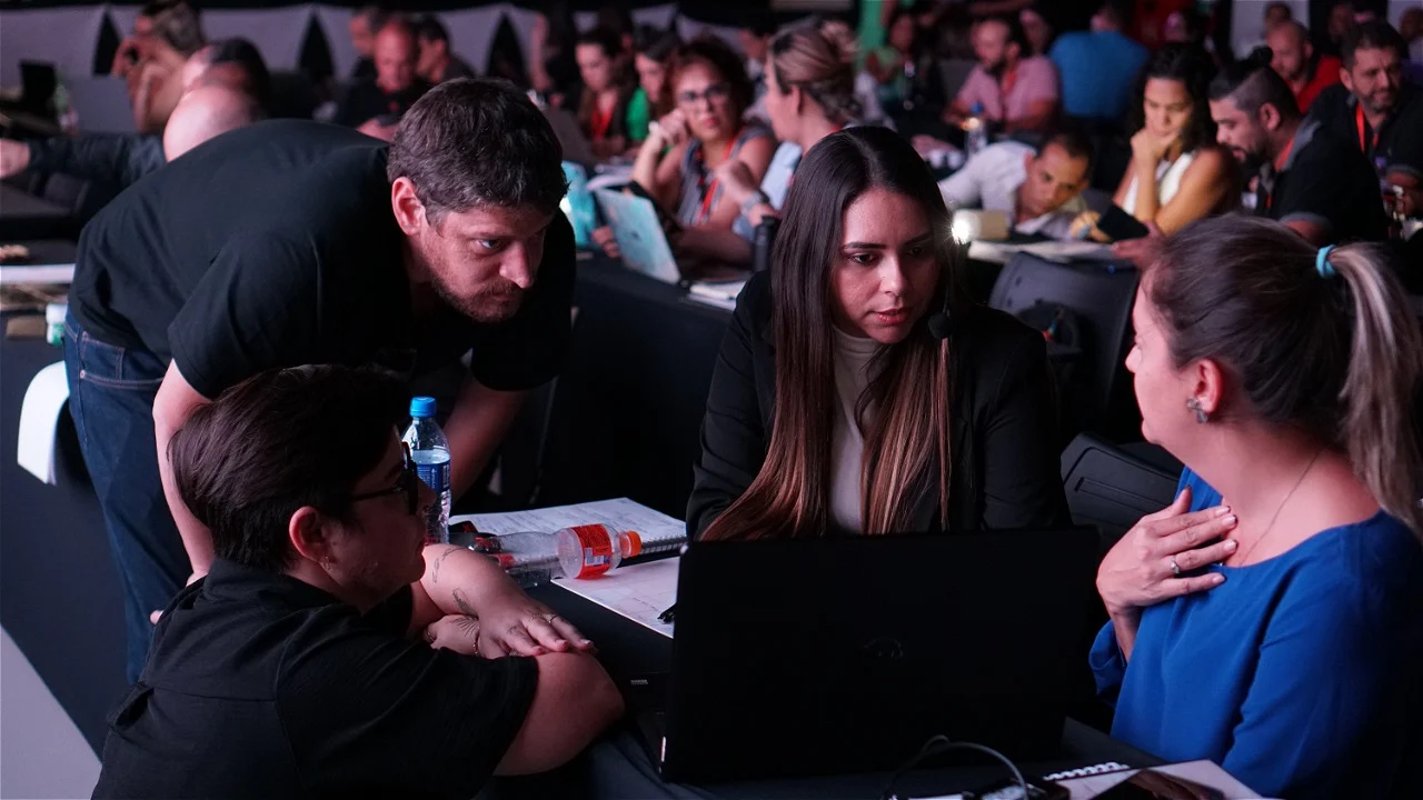 Orientação em grupo durante um encontro, com participantes reunidos ao redor de uma mesa