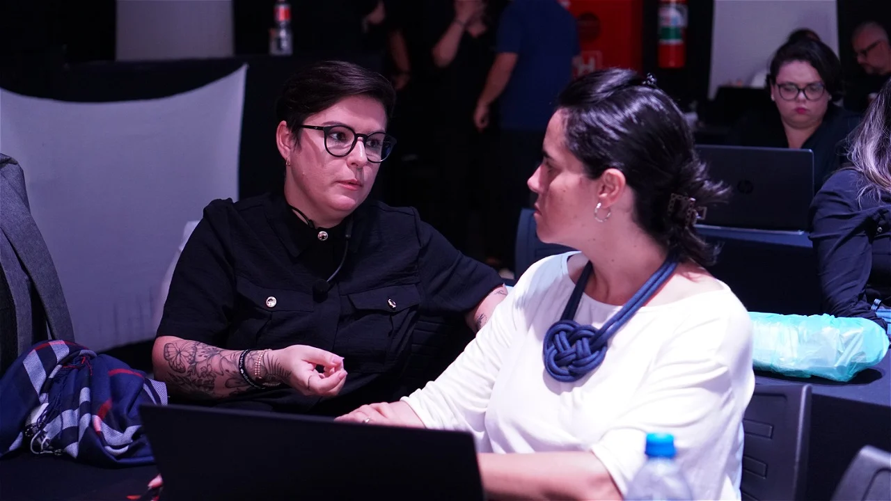 Conversa entre mentor e participante durante um encontro presencial